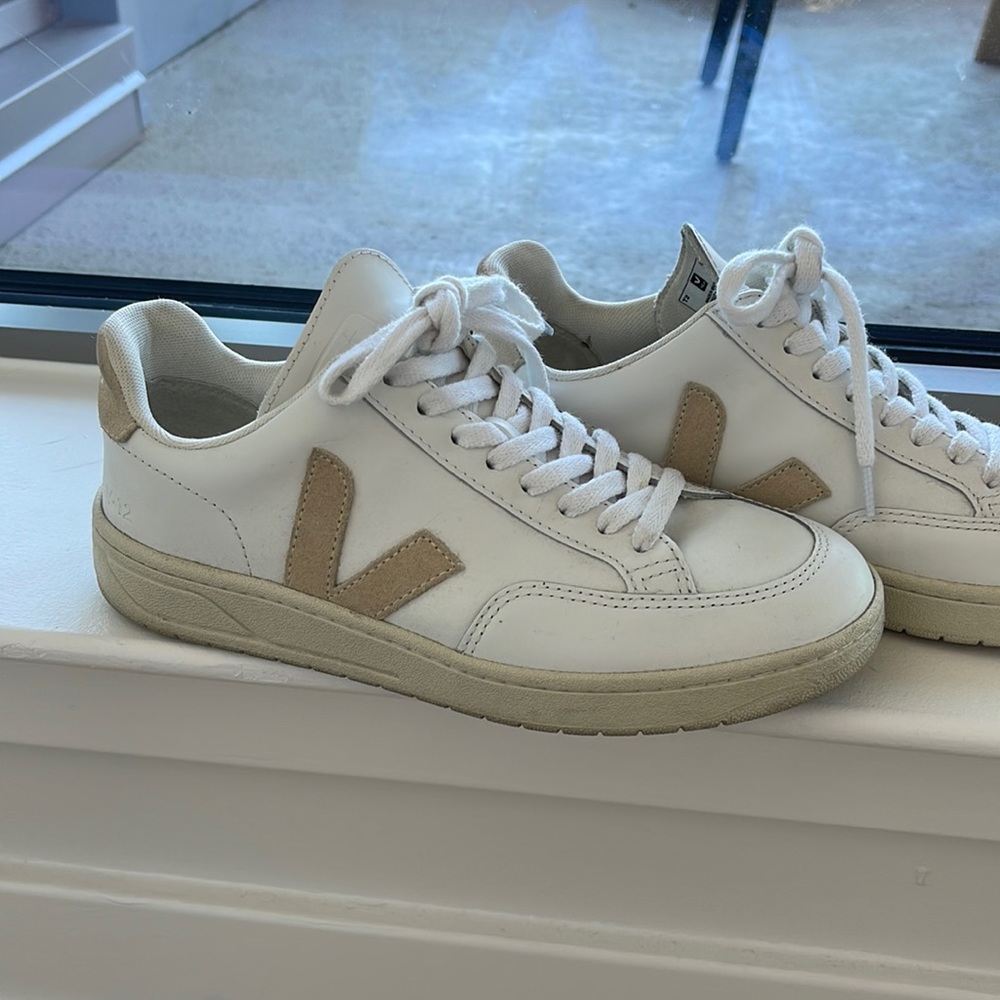 Veja V-12 Size 7, EU 37